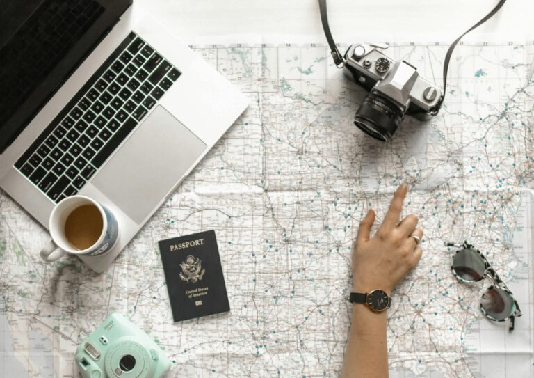 mapa del mundo con ordenador café cámara y gafas.